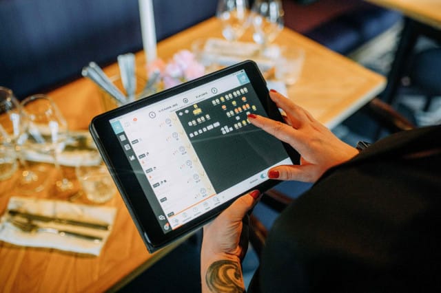 Kotimaisuus, helppokäyttöisyys ja asiakaspalvelu mainitaan TableOnlinen ehdottomiksi eduiksi.