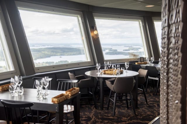 Torniravintolassa pääsee ihailemaan upeita maisemia.
