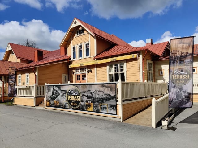 Seinäjoen asemalla sijaitsevan Alman terassilla nautitaan kesästä.