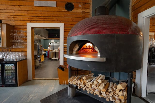 Rehtorin pizzat paistuvat puulämmitteisessä uunissa.