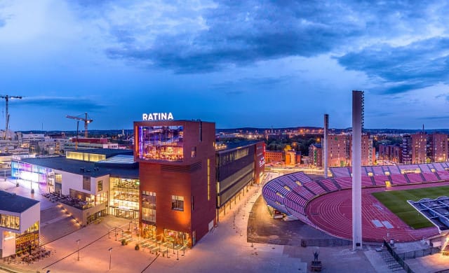 Periscopessa vietät iltaa kaupungin kattojen yllä.