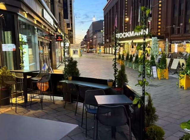 Uusi ravintola ja ulkoterassi sijaitsevat Aleksanterinkadulla Vanhan ylioppilastalon kupeessa.