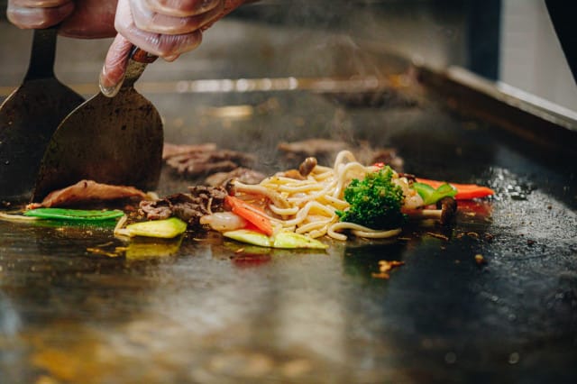 Kokkien työskentely on lähes maagista seurattavaa.