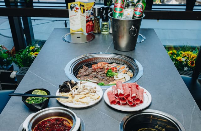 Pöytiin upotetut grillit tekevät ruokailusta hauskan ja sosiaalisen kokemuksen.