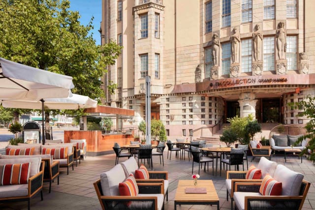 Hansa Cafe Bar & Terracella on pöytiin tarjoilu, ja sinne otetaan myös pöytävarauksia ruokailijoille.