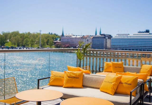 Allas Restarantin kolmeen tasoon levittäytyvä terassikokonaisuus sijaitsee aivan meren äärellä.