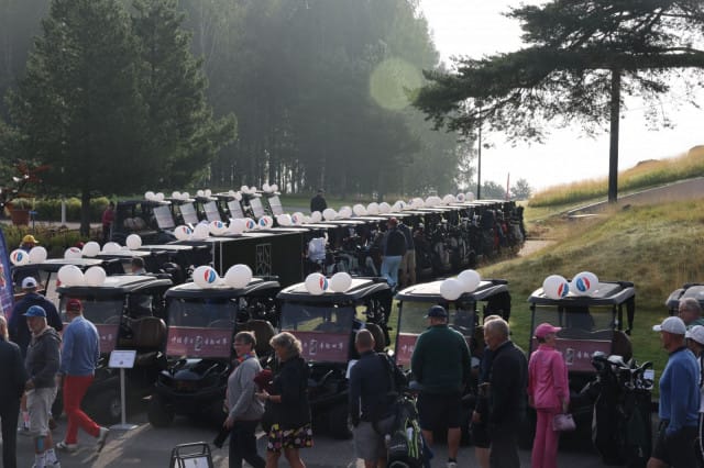 Kytäjä Golf on ainoa BMW-nimeä kantava golfkenttä Suomessa ja oli juuri saanut käyttöönsä uudet, täysin mustat sähköiset golfautot.