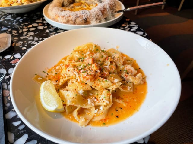 Rapu-hummeripasta on yksi ravintolan suosituimmista annoksista - eikä ihme!