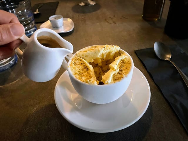 Pistachio affogato kruunaa elämyksen.