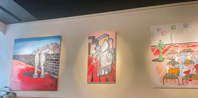 Helsingissä asuvan, marokkolaisen Hassin (1988) taideteokset koristavat nyt Olkkarin seiniä.