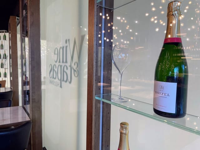 Wine & Tapakseen on helppo poiketa vaikka ohikulkumatkalla.