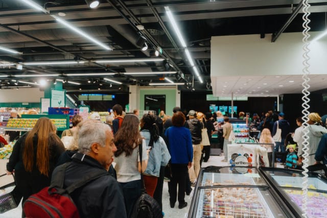 Uusi ruokakauppa sai liikkeelle tuhansia ihmisiä.