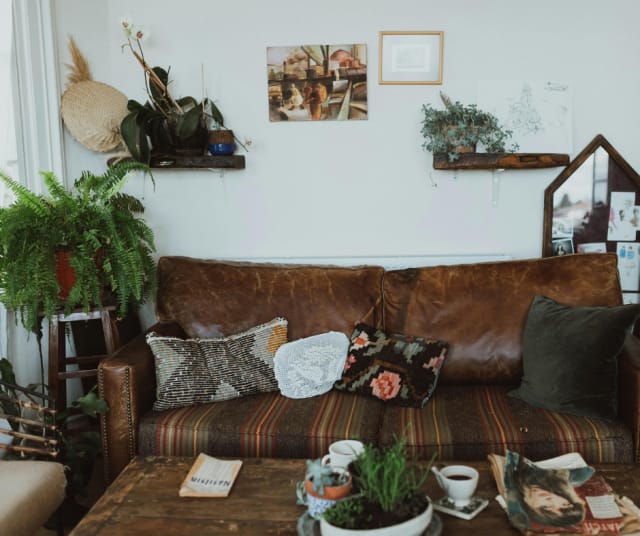 Jotain uutta, jotain vanhaa - tämä on helppo sisustussuuntaus varsinkin niille, joiden isovanhemmilta on jäänyt eri aikakausien huonekaluja ja tekstiilejä.