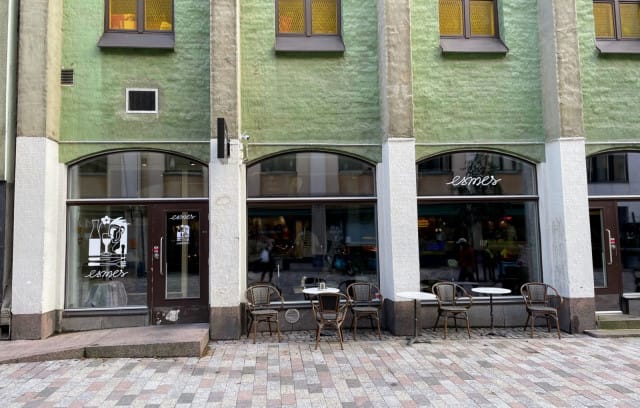 Esmes sijaitsee vilkkaalla ja eläväisellä Iso Roballa.