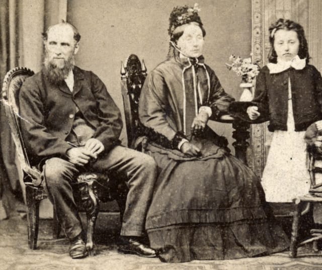Viktoriaaninen perhekuva. Kuvaaja tuntematon.