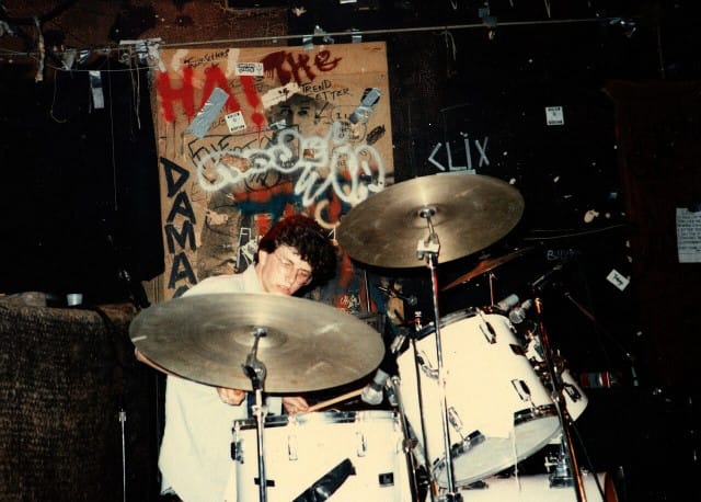 Mike Marubio soittaa rumpuja CBGB klubilla tammikuussa 1985.