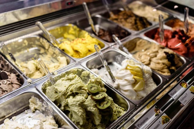 Gelato Ladies -jäätelökahvilan tiski pursuaa käsintehtyjä jäätelöitä.
