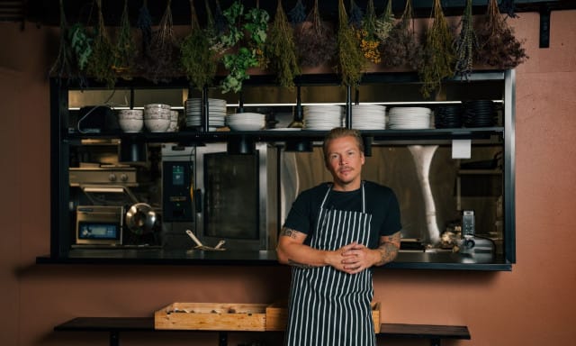 Birdie Numnumin keittiömestari Ville Rainio poseeraa ravintolan sydämmen, eli avokeititiön edessä.