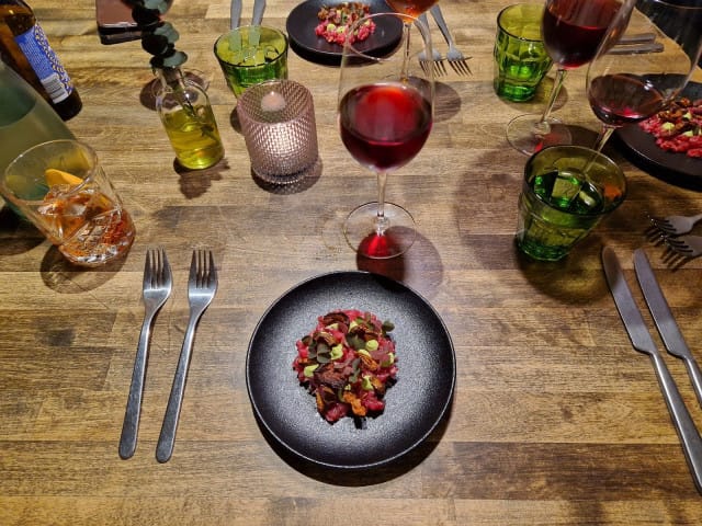 Erinomainen tartar vähän ehkä tylsänä valintana päätyi illan lempiannokseksi, mutta hyvää tartaria on vain mahdoton vastustaa. Näiden kanssa pöytään tuotiin vielä syntisen hyvät ankanrasvaranet, suosittelen!