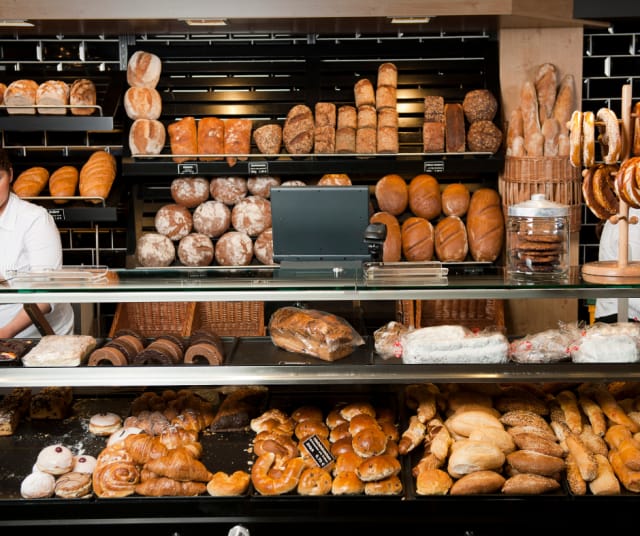 Ranskalaistyylinen seitinohut iltapäiväkänni ei käy laatuun ranskalaisissa leipomoissa. Kuvituskuva.