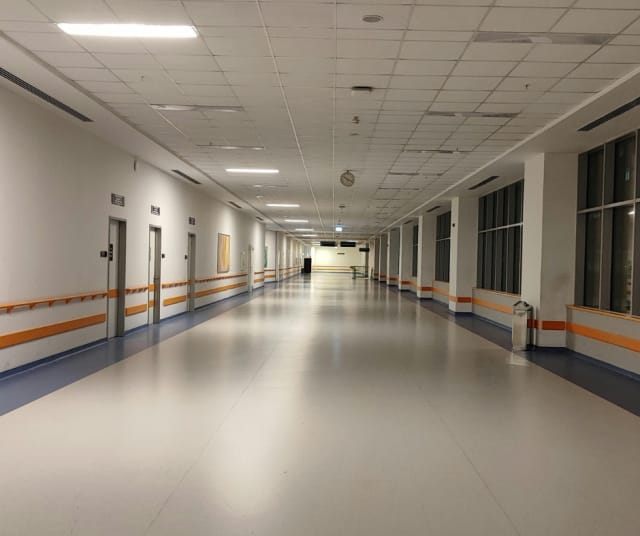 Modernin sairaalan käytävä Ankarassa. Kuvituskuva.