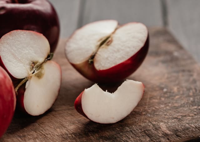 Raikas punainen omena toimii drinkissä parhaiten.