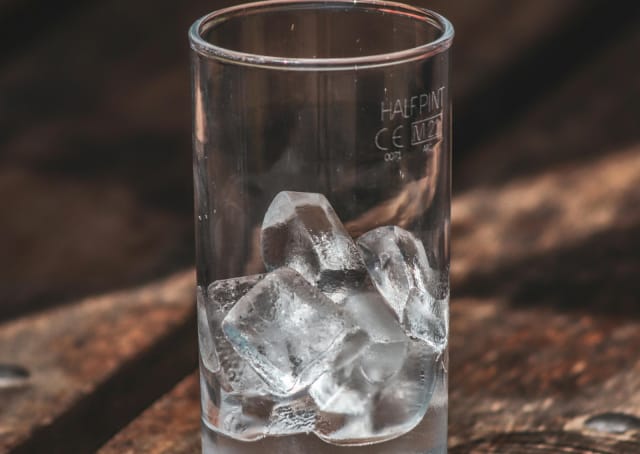 Korkea lasi + sopivan kokoiset jääpalat = hyvä juoma.