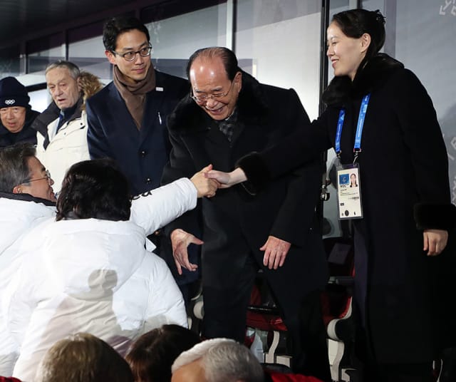 Kim Yong Nam kuvassa keskellä.