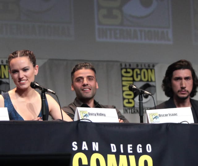 Oscar Isaac kuvattuna Star Wars: The Force Awakens -paneelissa.