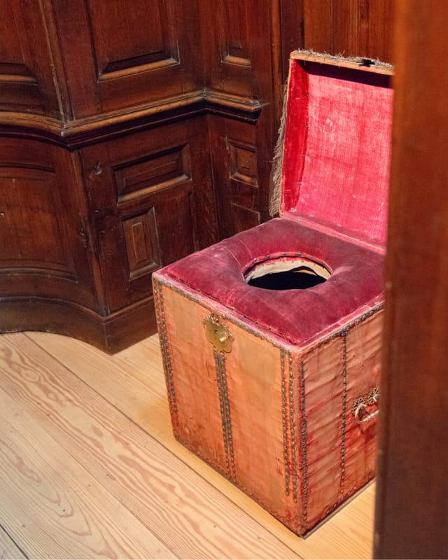 William III:n vessa. Kuva antaa hieman osviittaa sille, millaisiin astioihin kuninkaalliset laskivat tarpeensa.