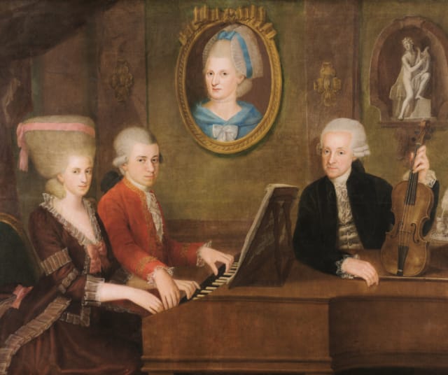 Maalaus Mozartin perheestä vasemmalta oikealle: sisko Anna Maria "Nannerl", Wolfgang keskellä ja oikealla isä Leopold. Maalauksessa säveltäjän varhain kuollut äiti.