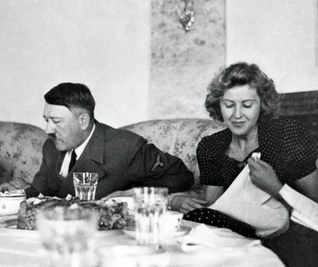 Kuuluisimpia kuvia Aatusta ja Evasta.