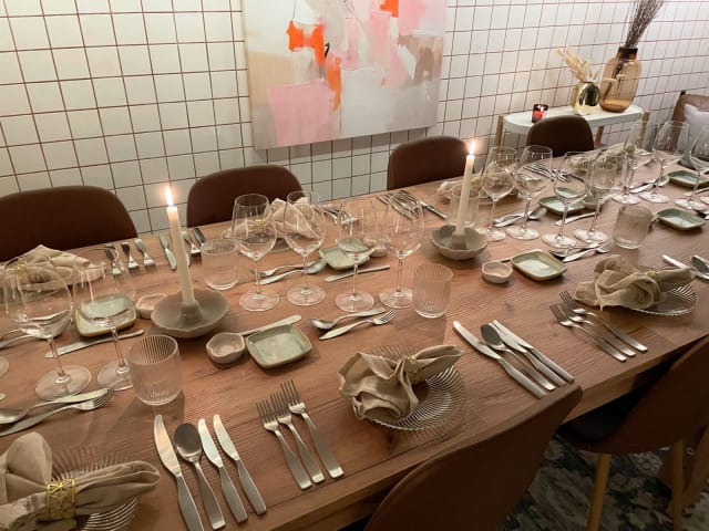Illallinen kokoaa 10 vierasta yhteisen pöydän äärelle.