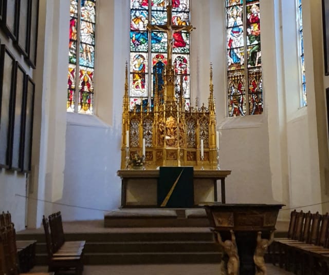 Leipzigin Thomaskirkon kuoriosa ja Johann Sebastian Bachin hauta.