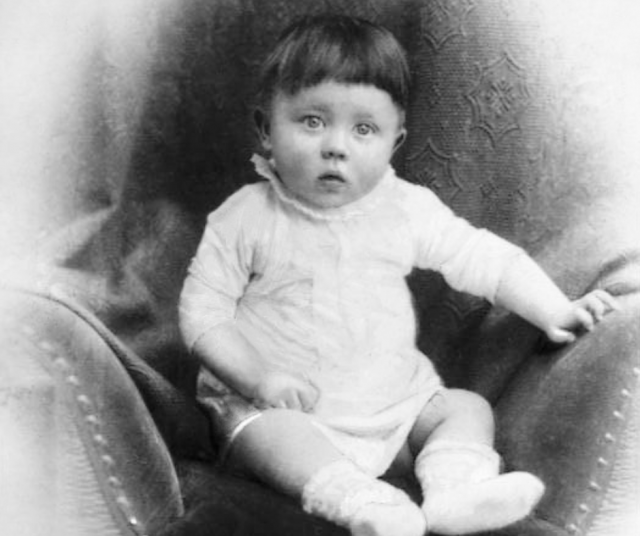 Hitler pienenä.