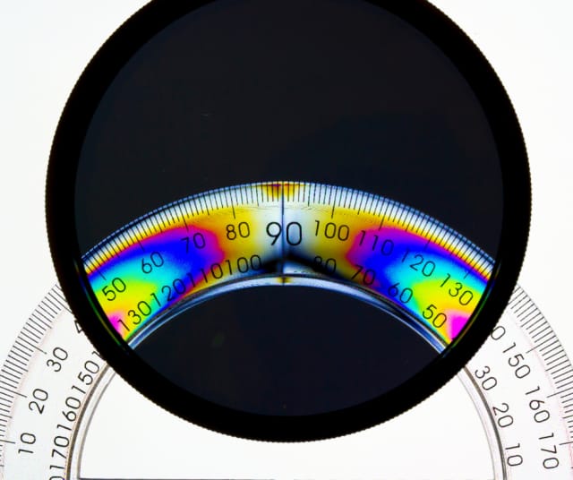 Fakta polarisaatiosta: tutkimuksen mukaan verkoston rakenne vaikuttaa mielipiteiden leviämiseen enemmän kuin yksittäiset viestit.