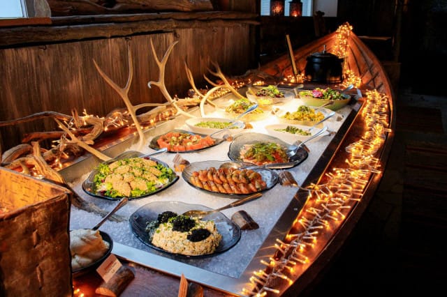 Ravintola Saagan pikkujoulumenu aloitetaan näyttävän alkupalapöydän antimilla.
