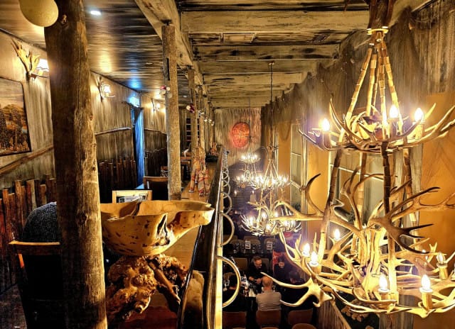 Saagan tunnelma pääsee parhaiten oikeuksiinsa iltahämärällä.