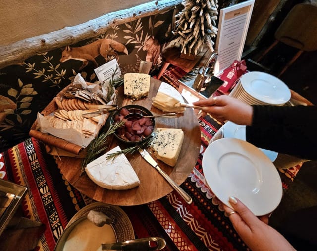 Jälkiruokapöydän juustot ja makeat herkut kruunaavat menun.