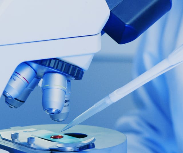 Moni kirjasarjaan tutustunut varmasti odottaa näkevänsä miten monimutkaisesti selitetyt tutkimukset on saatu sovitettua sarjaan. Kuvituskuva.