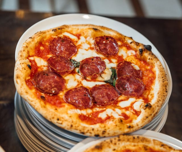 Con Salame ja Margherita ovat Via Tribunalin suosituimpia pizzoja.