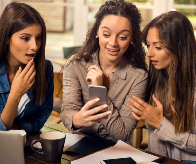 Tervehenkinen juoruilu lisää yhteisöllisyyttä, mutta on ihan hiirenhieno raja milloin se muuttuu puhtaaksi ilkeilyksi.