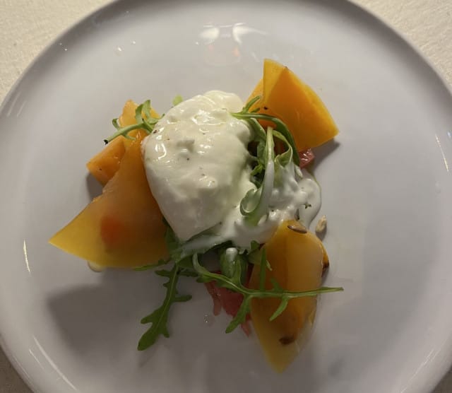 Myskikurpitsaa ja burrataa oli yksi alkupaloista.