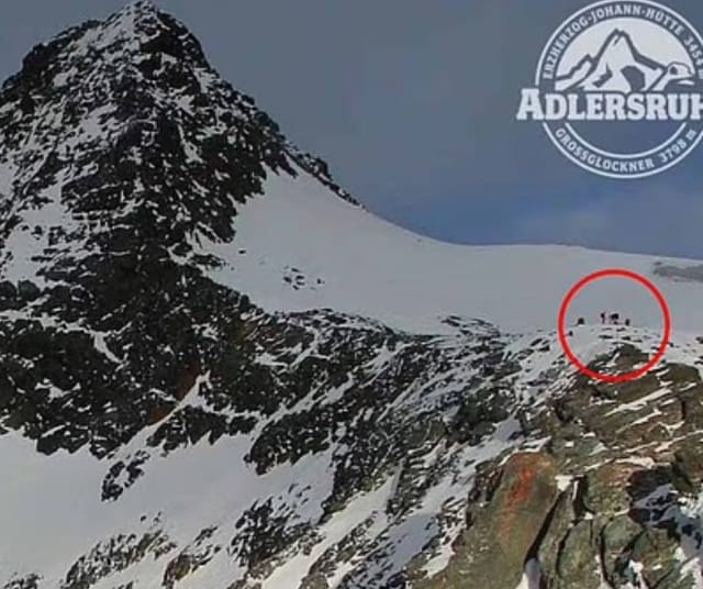 Hieman alle kolme tuntia myöhemmin kuusi pelastajaa nähtiin nousemassa rinnettä ylös, mutta nainen oli traagisesti kuollut heidän saapuessaan.