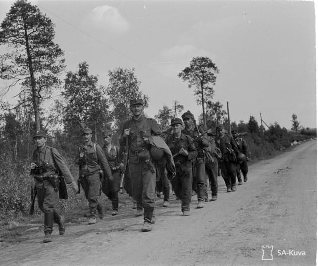 Osasto Seitamon miehiä marssii Ontrosenvaaran kylään taistelujen tauottua. Ontrosenvaara 1941.08.13