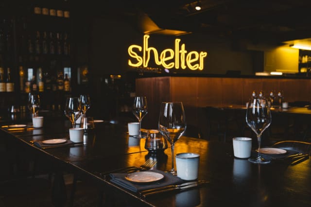 Pöytä kahdelle -podcastin uusimmassa jaksossa Dani Hänninen suuntaa vieraaksi Shelteriin.