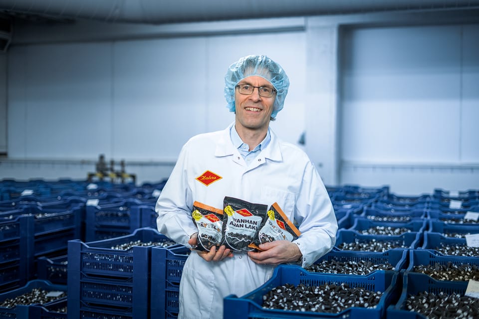 Halvan toimitusjohtaja pitelee käsissään maailman parhaaksi valittua lakritsia.