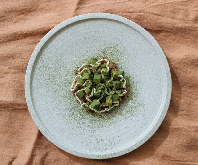 Ravintola Aperten annos, jossa raparperia. Lautanen jossa ruokaa.