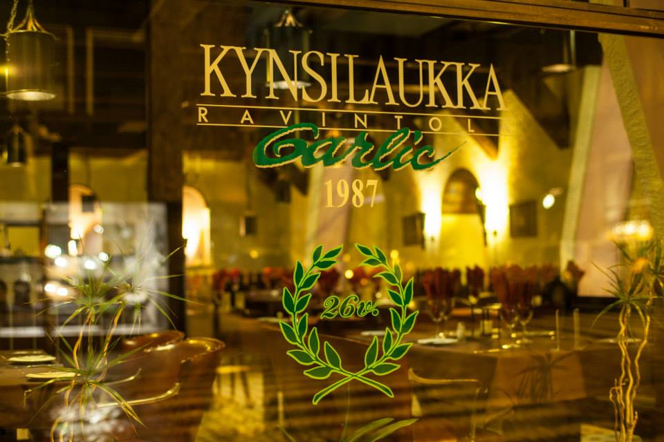 Ravintola Kynsilaukan ikkunatarra.