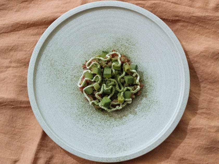 Ravintola Aperten minimalistinen fine dining -annos, vihreitä elementtejä keskellä lautasta.